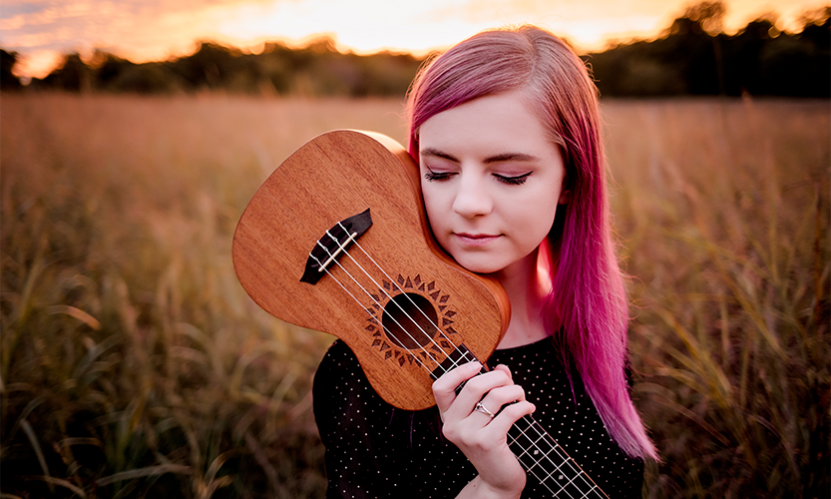 Elise Ecklund mit Ukulele Elise Ecklund mit Flight Ukulele