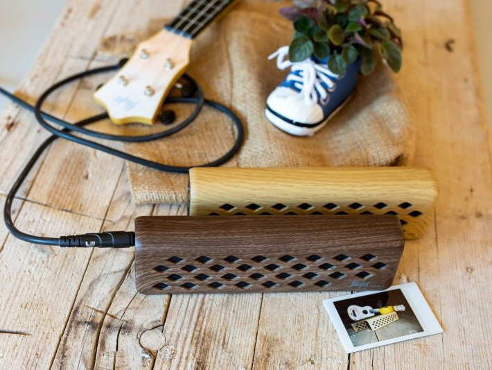 TINY6-Lifestyle-Flight-ukulele-amplifier